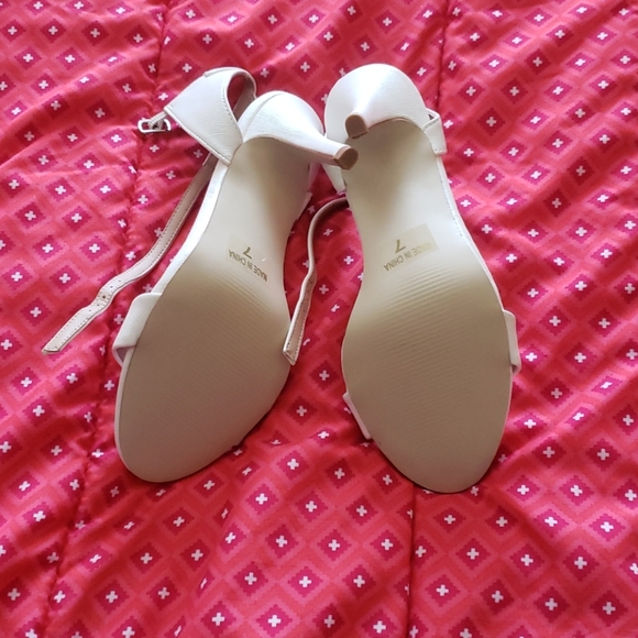 NWOT White heeled sandals. Size 7. - Picture 6 of 6